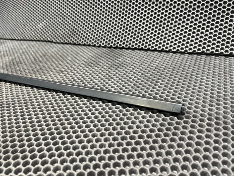 Молдинг стекла Land Rover Discovery 4 (L319, 2015г.)