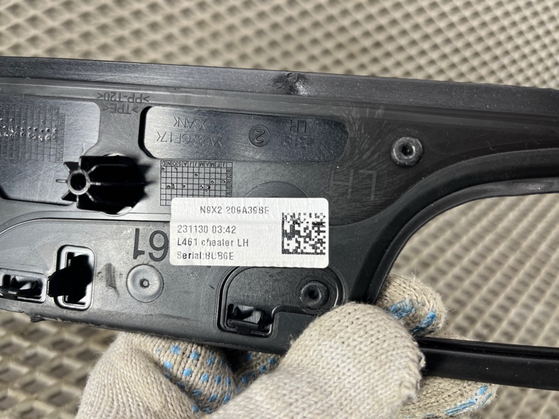 Декоративная накладка двери Land Rover Range Rover Sport (L461, 2024г.)