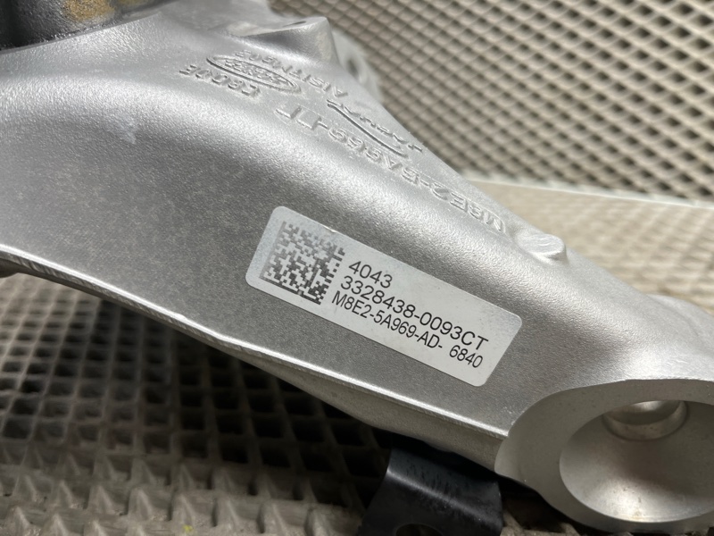 Кулак Land Rover Range Rover Sport (L461, 2024г.)