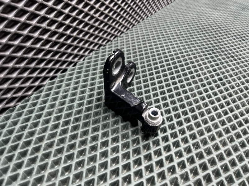 Петля двери нижняя Land Rover Defender (L663, 2020г.)
