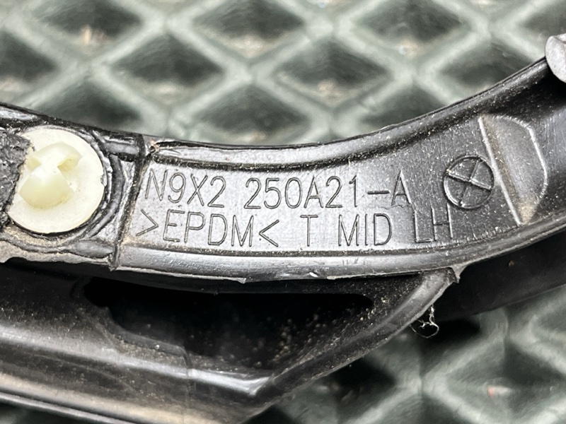 Уплотнительная резинка двери Land Rover Range Rover Sport (L461, 2025г.)
