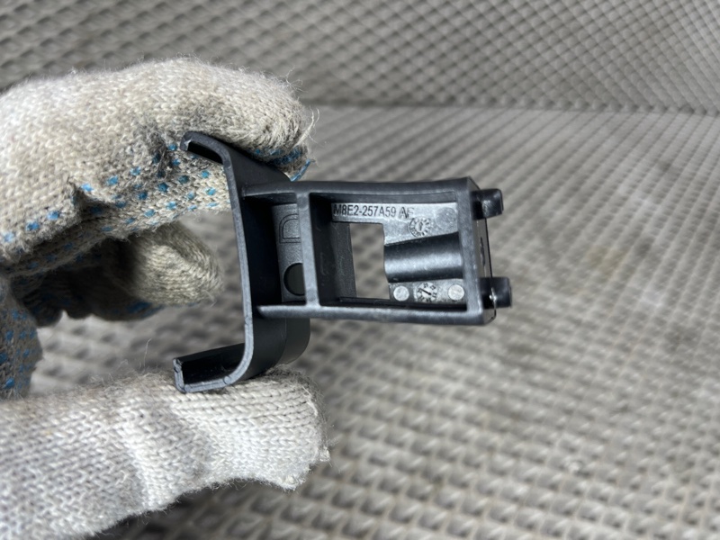 Держатель направляющей стекла Land Rover Range Rover Sport (L461, 2024г.)