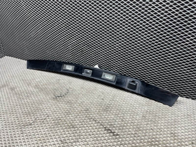 Молдинг крышки багажника Land Rover Discovery Sport (L550, 2018г.)