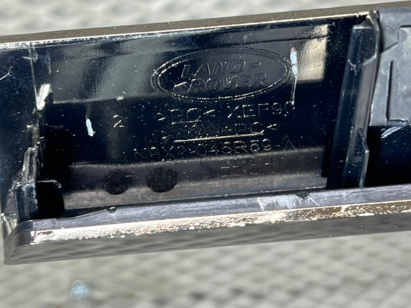 Декоративная накладка торпедо Land Rover Range Rover Sport (L461, 2024г.)