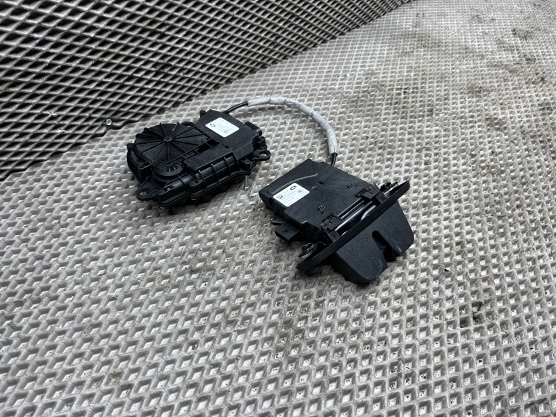 Замок багажника с доводчиком Land Rover Range Rover Evoque (L551, 2020г.)