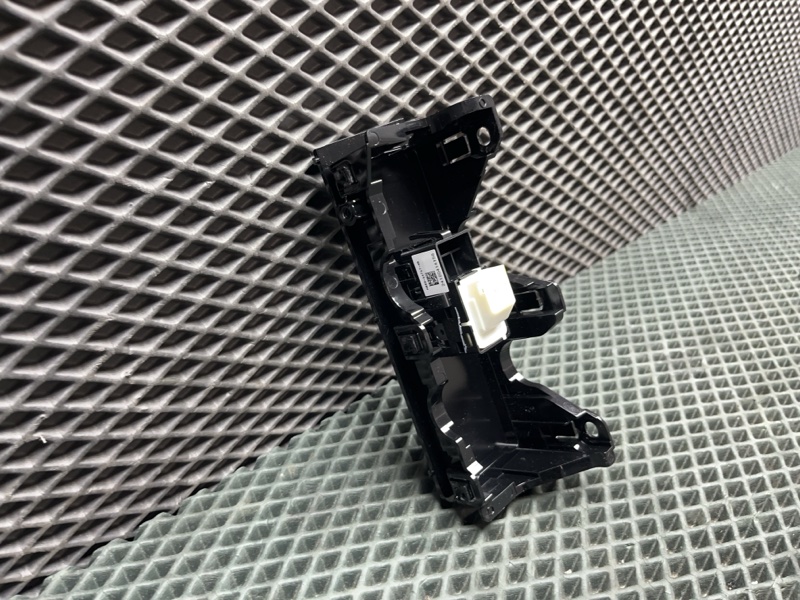 Кнопка стеклоподъемника Land Rover Range Rover Sport (L461, 2025г.)