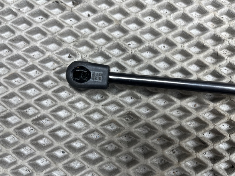 Амортизатор стекла двери багажника Jeep Wrangler (JL, 2025г.)