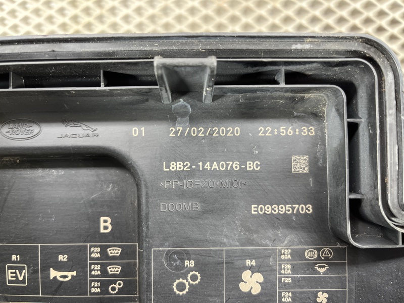 Крышка блока предохранителей Land Rover Defender (L663, 2020г.)