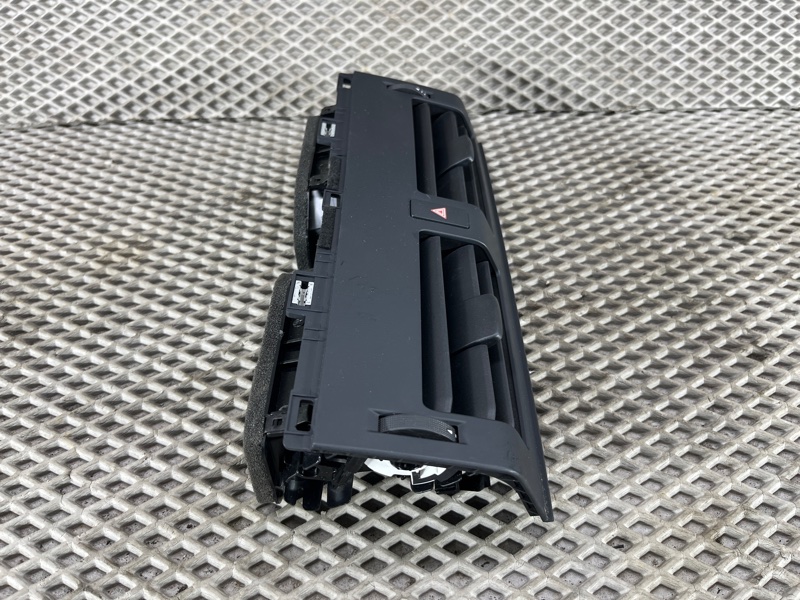 Дефлектор обдува салона центральный Land Rover Defender (L663, 2020г.)