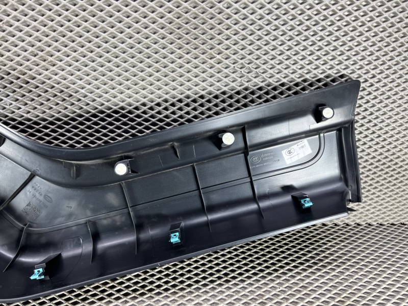 Обшивка крышки багажника Land Rover Discovery 4 (L319, 2015г.)