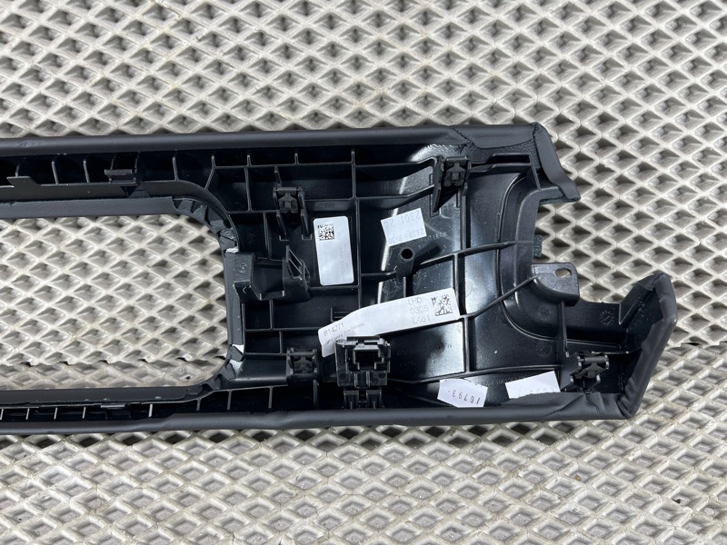 Декоративная накладка торпедо Land Rover Range Rover Sport (L461, 2024г.)