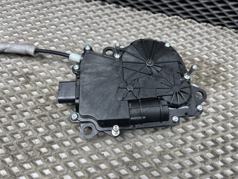 Замок багажника с доводчиком Land Rover Range Rover (L405, 2019г.)