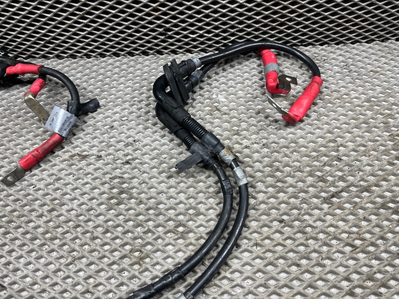 Плюсовой провод аккумулятора Land Rover Discovery 4 (L319, 2015г.)