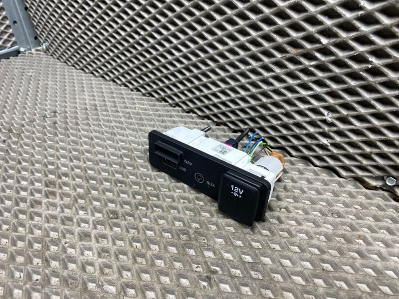 Разъем AUX / USB Land Rover Discovery Sport (L550, 2017г.)