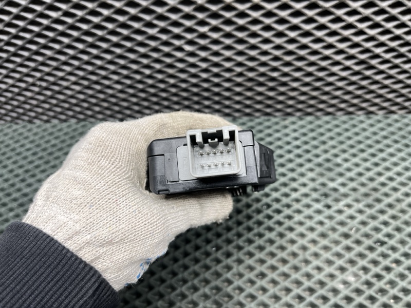 Моторчик шторки люка Land Rover Range Rover Sport (L461, 2024г.)