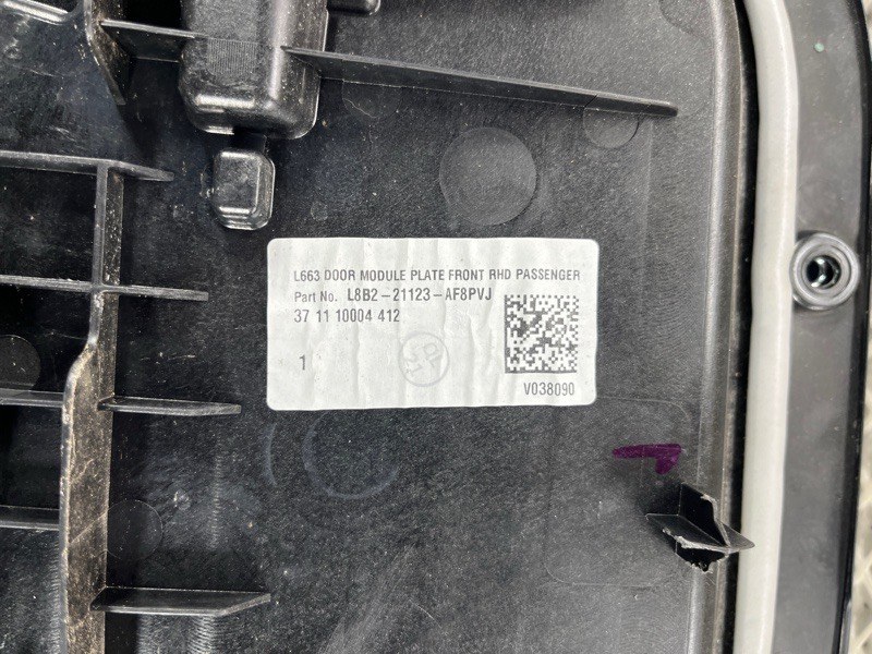 Обшивка двери Land Rover Defender (L663, 2020г.)