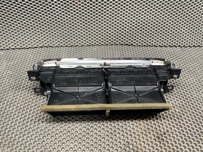Дефлектор обдува салона центральный Land Rover Range Rover Sport (L494, 2017г.)