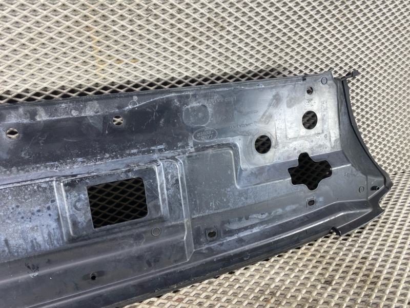 Накладка замка капота Land Rover Defender (L663, 2020г.)