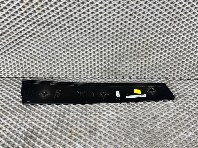 Декоративная накладка двери Land Rover Range Rover Sport (L461, 2024г.)