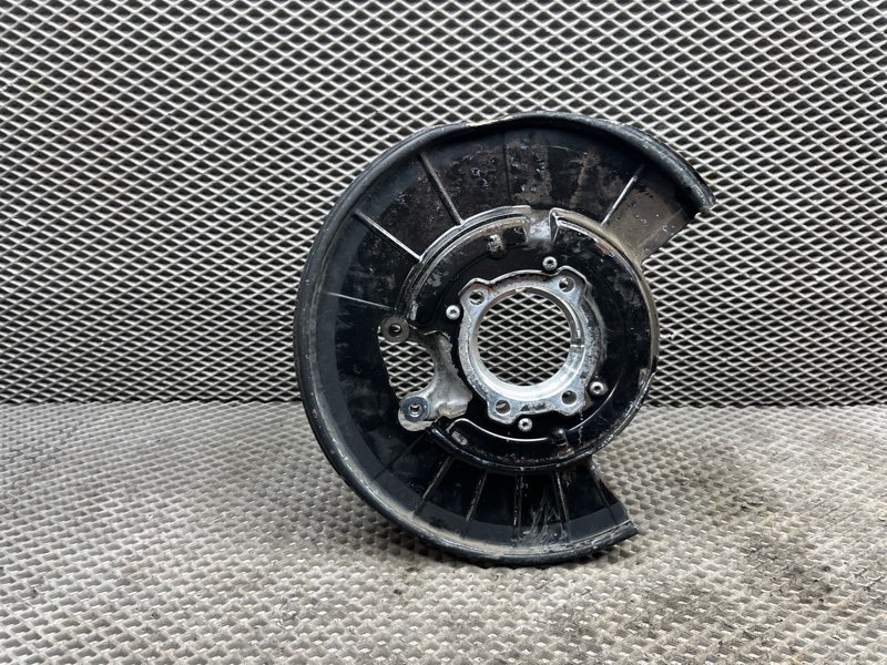 Кулак Volkswagen Touareg (NF, 2014г.)