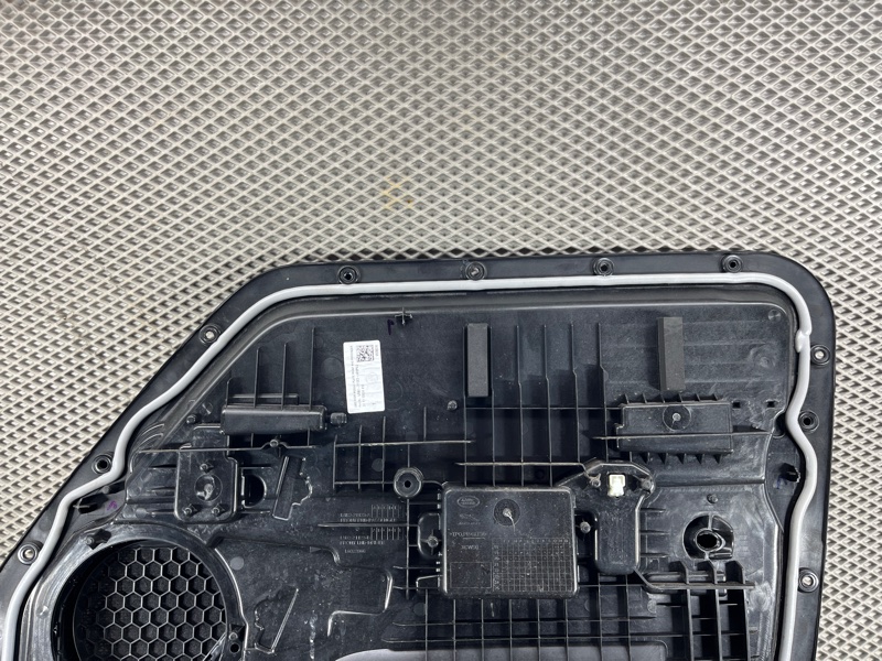 Обшивка двери Land Rover Defender (L663, 2020г.)