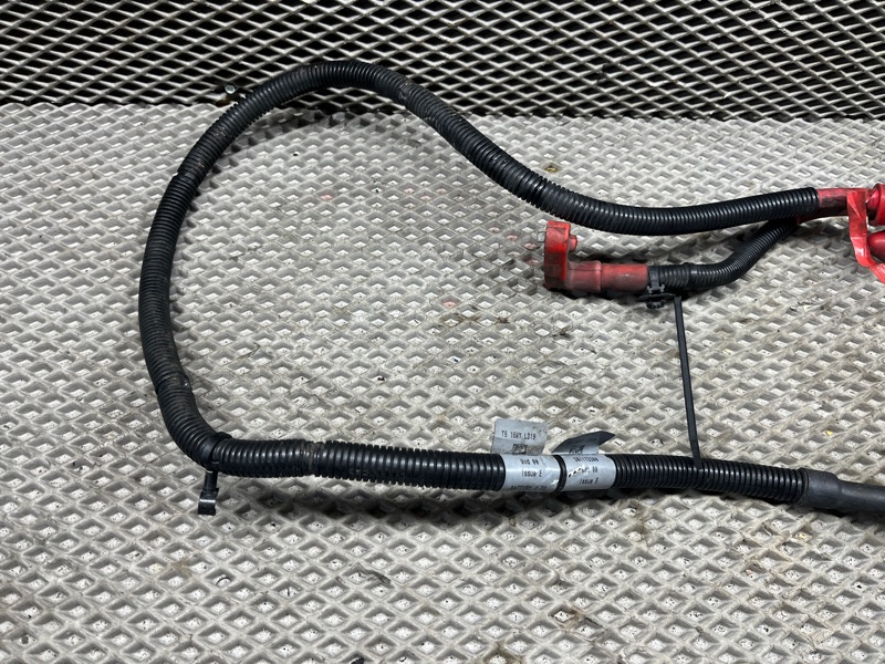 Плюсовой провод аккумулятора Land Rover Discovery 4 (L319, 2015г.)