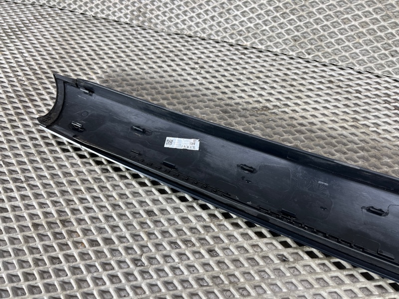 Накладка стойки лобового стекла Land Rover Defender (L663, 2020г.)