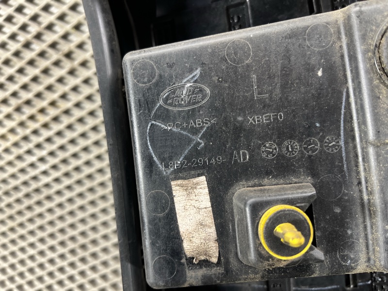 Накладка стойки D Land Rover Defender (L663, 2020г.)