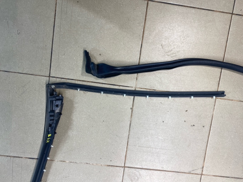 Уплотнительная резинка двери Land Rover Range Rover Sport (L461, 2024г.)