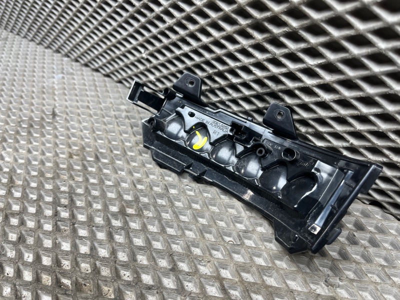Повторитель поворота в зеркало Land Rover Discovery Sport (L550, 2020г.)