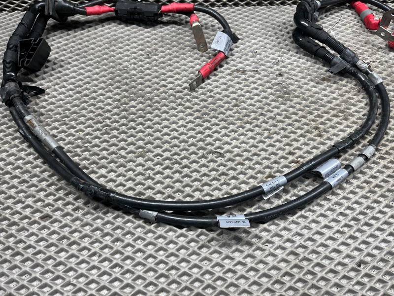Плюсовой провод аккумулятора Land Rover Discovery 4 (L319, 2015г.)