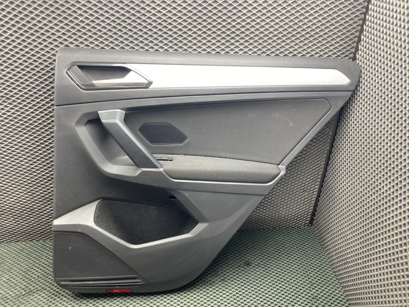 Обшивка двери Volkswagen Tiguan (MK2, 2018г.)