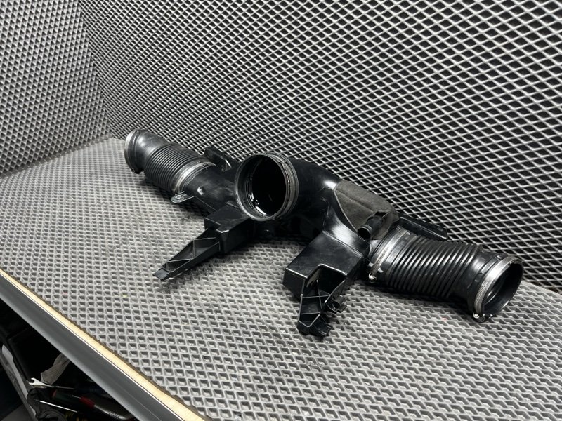 Патрубок воздушного фильтра Land Rover Range Rover Sport (L494, 2020г.)