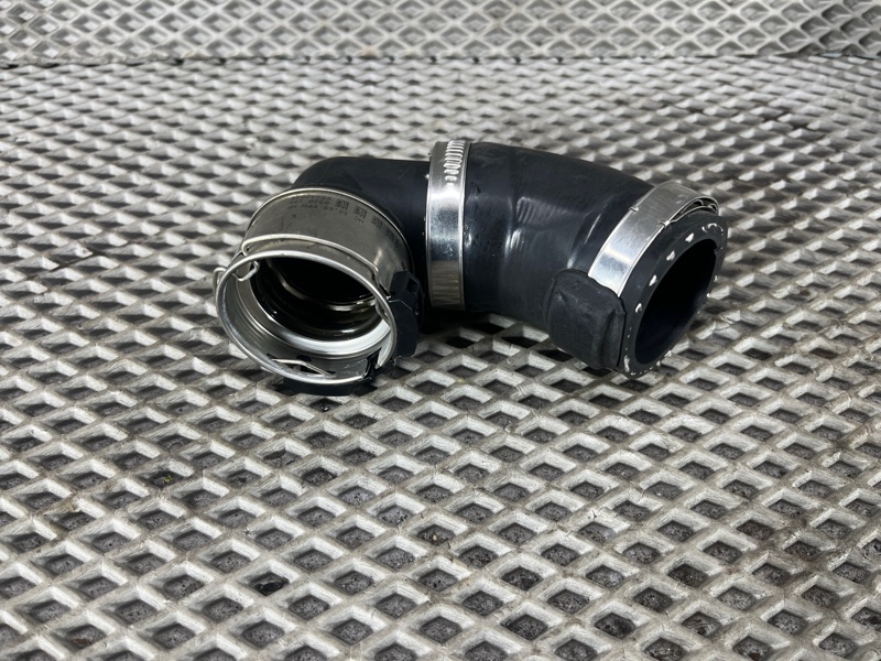 Патрубок интеркулера Land Rover Defender (L663, 2020г.)