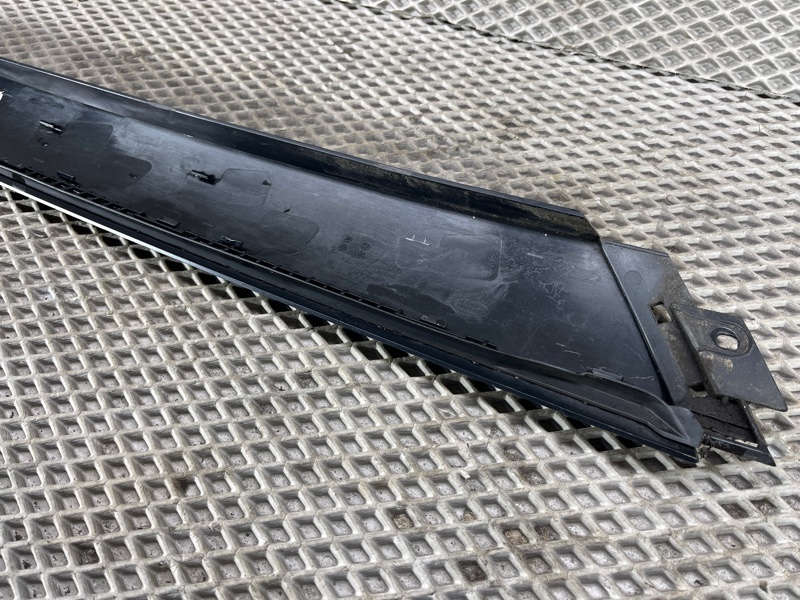 Накладка стойки лобового стекла Land Rover Defender (L663, 2020г.)
