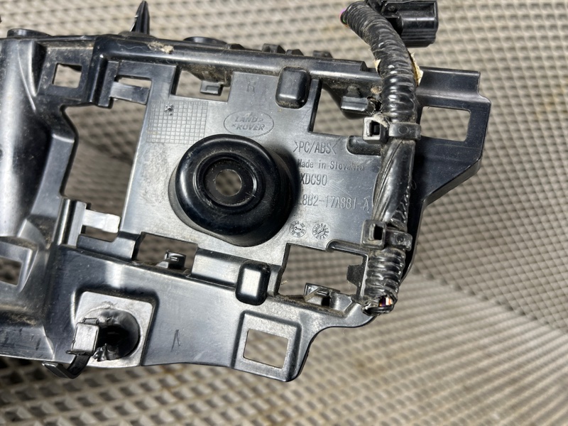 Кронштейн бампера Land Rover Defender (L663, 2020г.)
