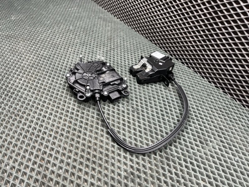 Замок багажника с доводчиком Land Rover Range Rover Sport (L461, 2025г.)