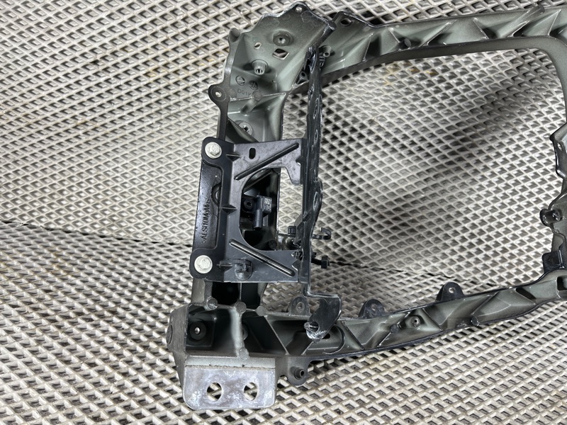 Крепление фары (кронштейн фары) Land Rover Defender (L663, 2020г.)
