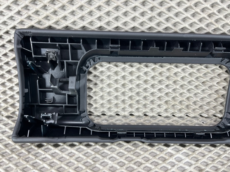 Декоративная накладка торпедо Land Rover Range Rover Sport (L461, 2024г.)
