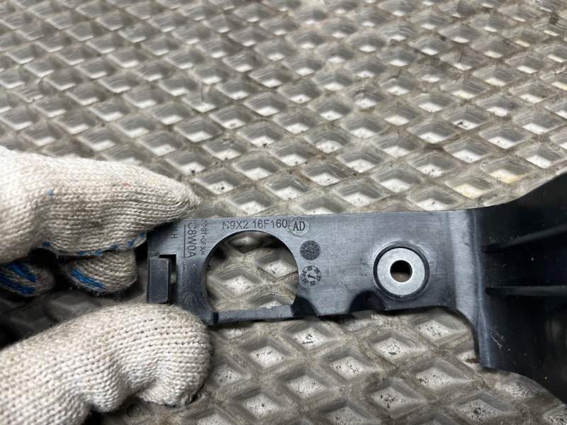 Кронштейн крыла Land Rover Range Rover Sport (L461, 2024г.)