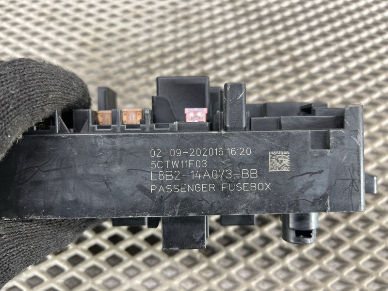 Блок предохранителей Land Rover Defender (L663, 2020г.)