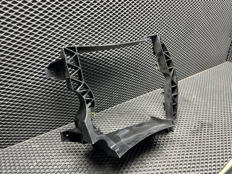Кронштейн радиатора Land Rover Range Rover Sport (L494, 2020г.)