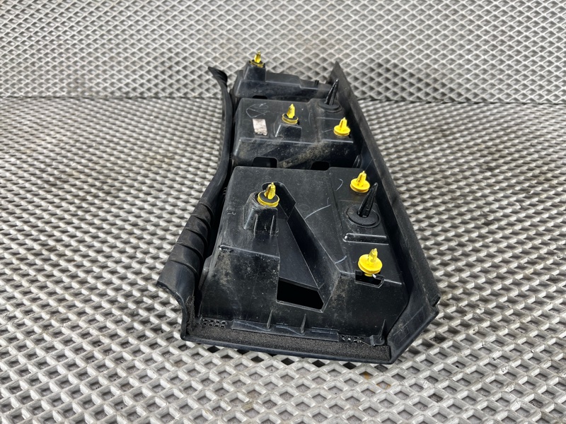 Накладка стойки D Land Rover Defender (L663, 2020г.)