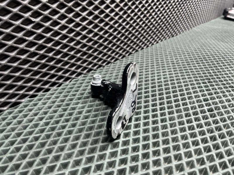 Петля двери нижняя Land Rover Defender (L663, 2020г.)