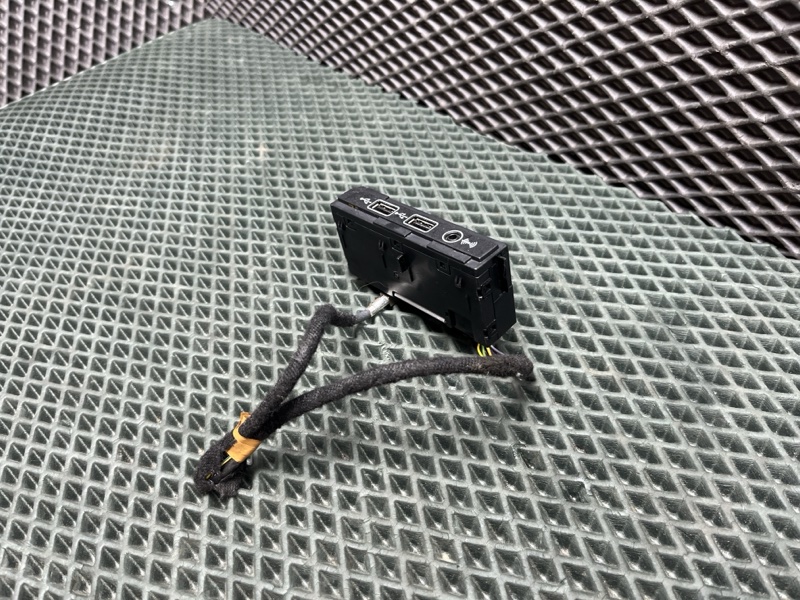 Разъем AUX / USB Volkswagen Tiguan (MK2, 2018г.)