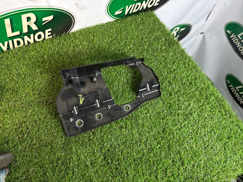 Кронштейн крыла Land Rover Range Rover Velar (L560, 2020г.)