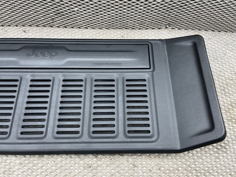 Обшивка двери багажника Jeep Wrangler (JL, 2025г.)
