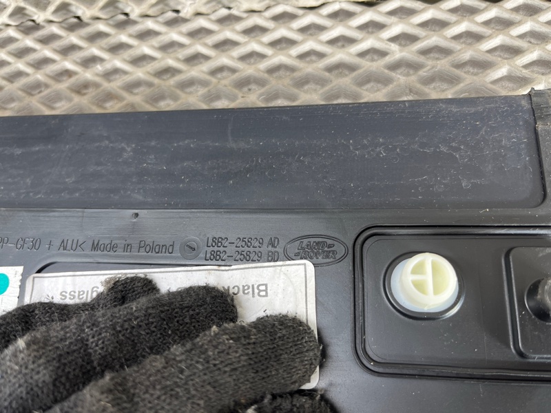 Форточка двери Land Rover Defender (L663, 2020г.)