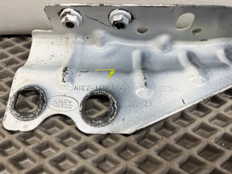 Кронштейн крыла Land Rover Range Rover Sport (L461, 2023г.)