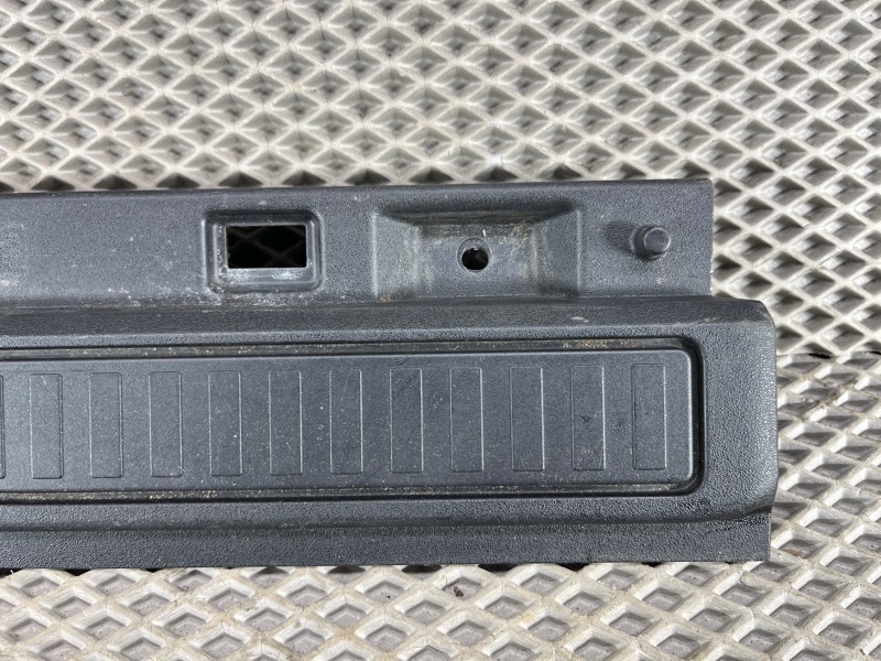 Накладка проема багажника Land Rover Defender (L663, 2020г.)